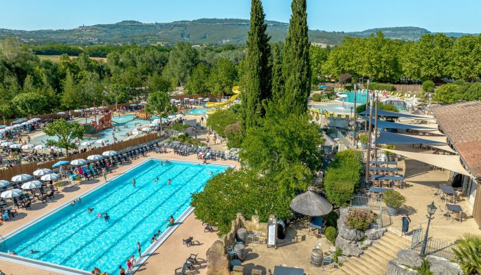 Camping Villeneuve de Berg Ciela Village Le Pommier camping 5 étoiles Ardèche piscine