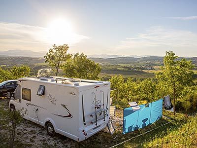 Camping Villeneuve de Berg Ciela Village Le Pommier camping 5 étoiles Ardèche emplacements nus camping-car