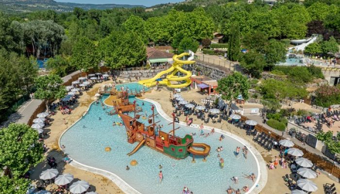 Camping Villeneuve de Berg Ciela Village Le Pommier camping 5 étoiles Ardèche bateau pirate