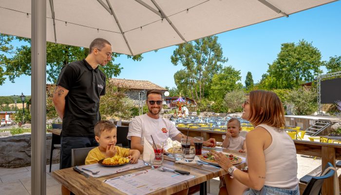Camping Villeneuve de Berg Ciela Village Le Pommier camping 5 étoiles Ardèche restaurant