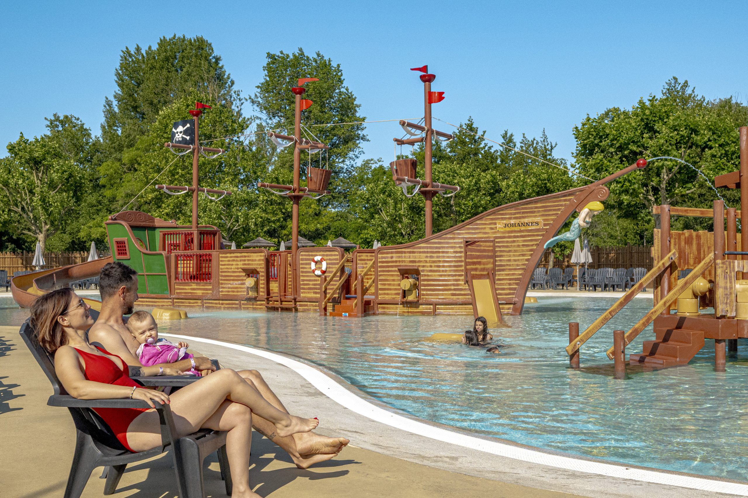 Camping Villeneuve de Berg Ciela Village Le Pommier camping 5 étoiles Ardèche bateau pirate