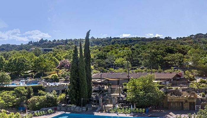 Camping Villeneuve de Berg Ciela Village Le Pommier camping 5 étoiles Ardèche piscine