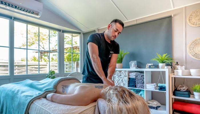 Camping Villeneuve de Berg Ciela Village Le Pommier camping 5 étoiles Ardèche massage