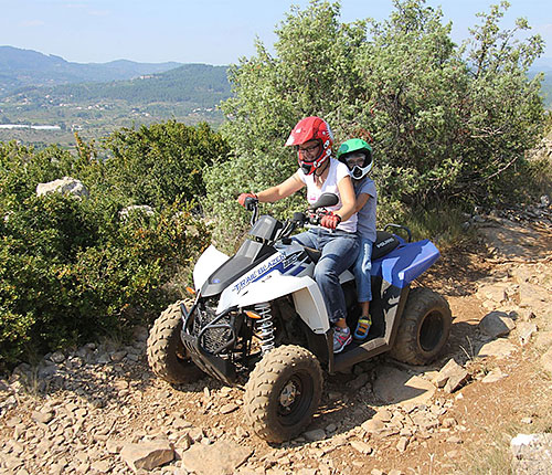 Pilote et passager en quad sur une piste ardéchoise