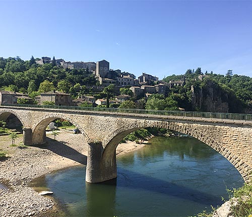 Village de Balazuc et son pont sur l’Ardèche