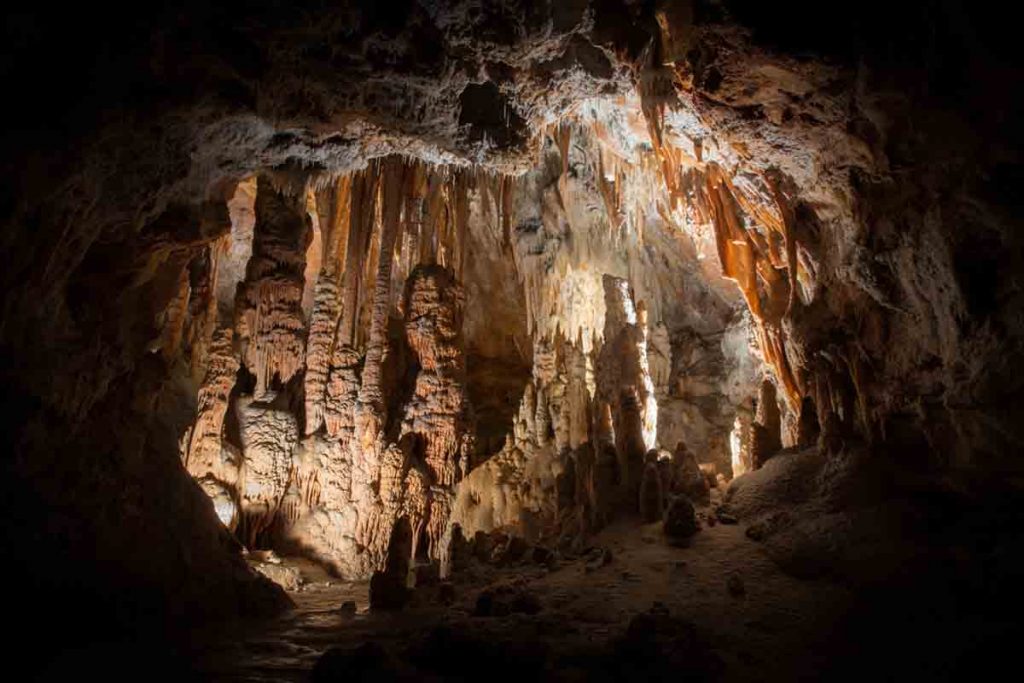 intérieur grotte de la madeleine