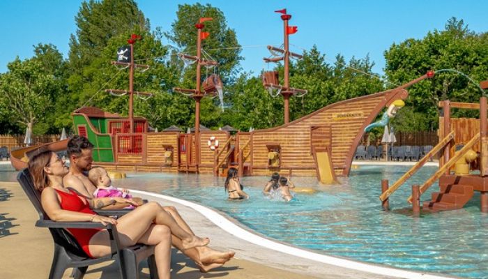 Camping Villeneuve de Berg Ciela Village Le Pommier camping 5 étoiles Ardèche bateau pirate