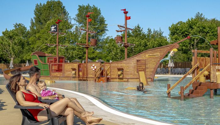 Camping Villeneuve de Berg Ciela Village Le Pommier camping 5 étoiles Ardèche bateau pirate